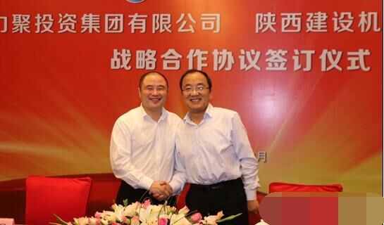 近日，陜建機(jī)械與安徽力聚簽訂戰(zhàn)略合作協(xié)議，陜建機(jī)械董事長(zhǎng)楊宏軍，副總經(jīng)理、營(yíng)銷總監(jiān)賀衛(wèi)東，安徽力聚投資集團(tuán)董事長(zhǎng)宋執(zhí)壽，黨支部書記陳邦勤以及安徽潤(rùn)路公司總經(jīng)理杜永龍等單位領(lǐng)導(dǎo)出席了會(huì)議